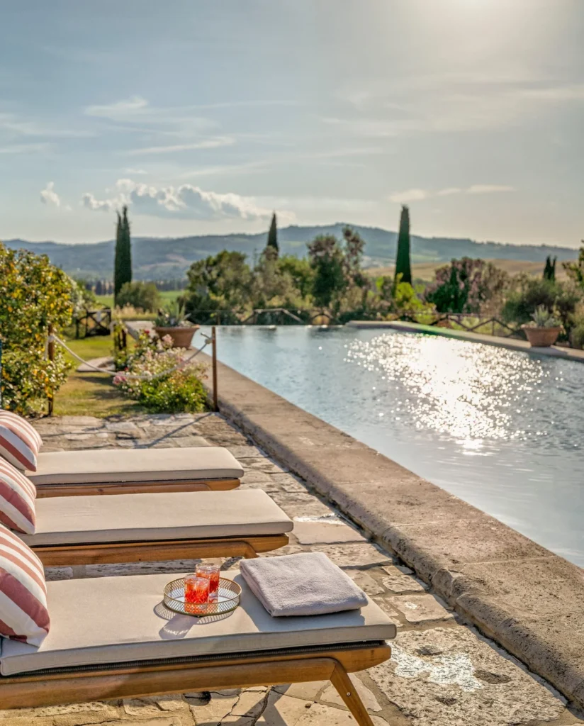 Piscina panoramica di Le Sorbelle d’Orcia nel paesaggio della Val d’Orcia